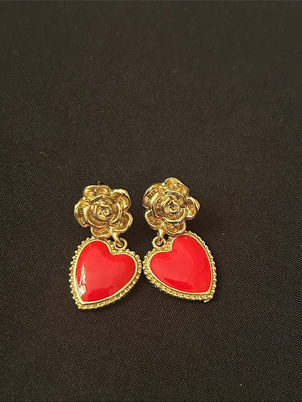 Source Unknown Gold Rose Drop Earrings with Red Hearts